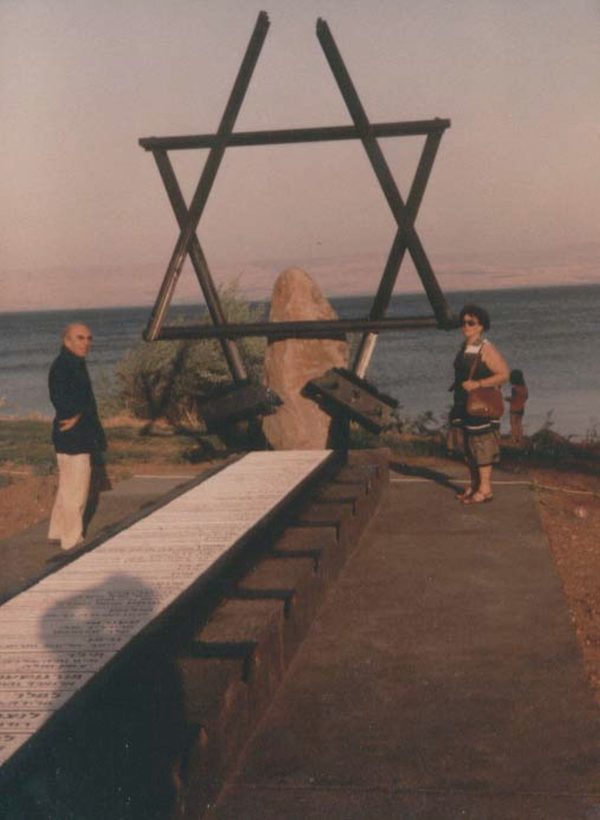 ⁦אנדרטה לזכר משפחות חברי קיבוץ גינוסר שנספו בשואה⁩ – תמונה ⁦2⁩